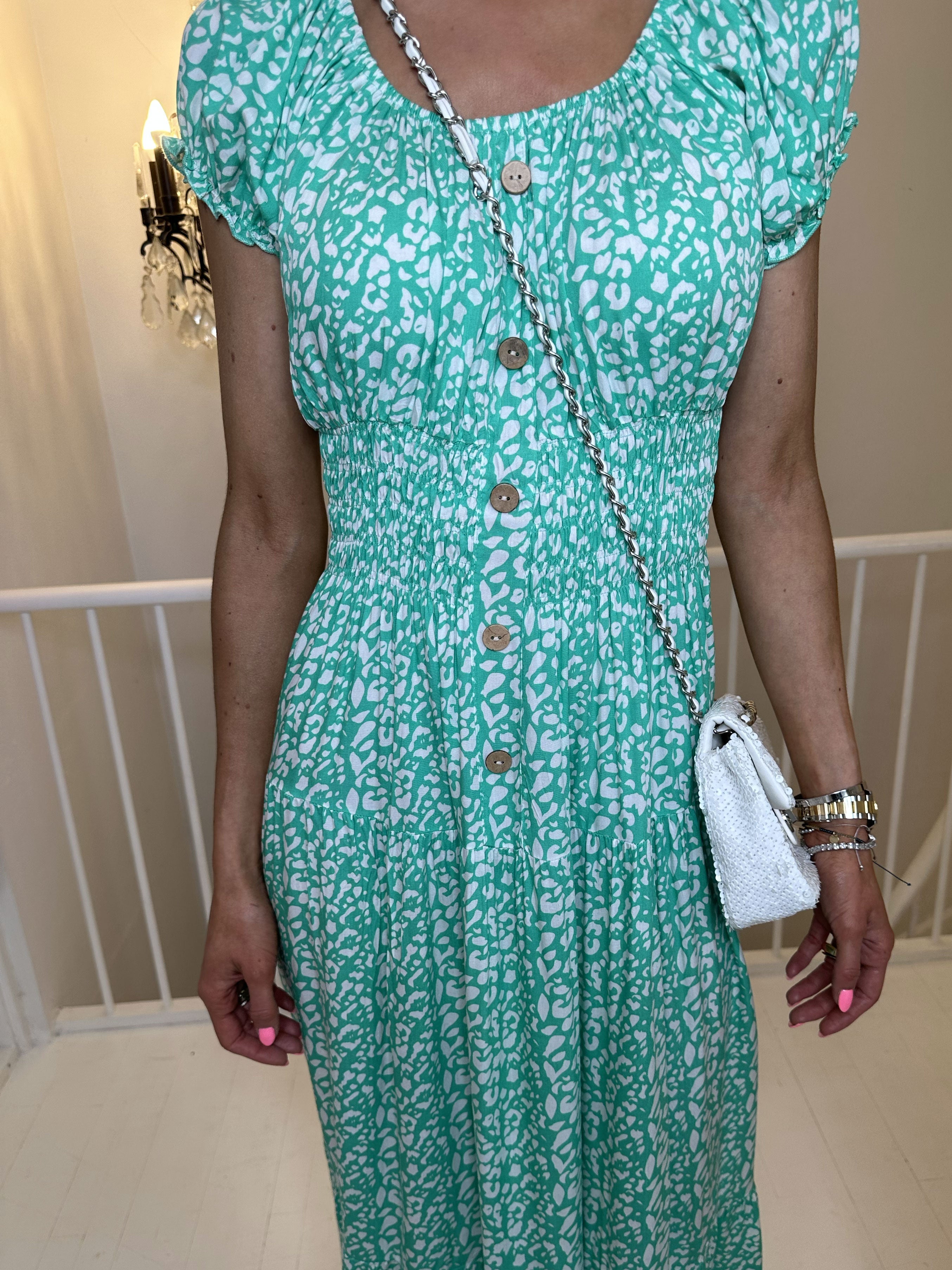 Finalia Pattern - Lång söt klänning med elastisk midja och vitt mönster